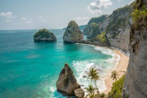 Cảnh biển xanh ngọc bích và vách đá hùng vĩ tại Kelingking Beach hoang sơ khi du lịch Bali vào hè.