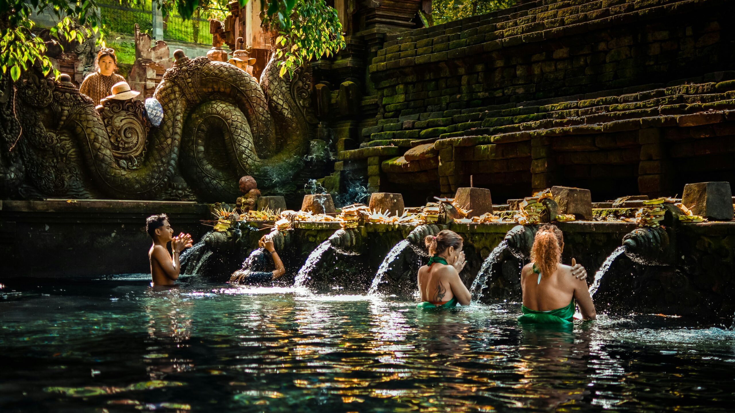 Nghi thức tắm tẩy trần tại đền Tirta Empul trong hành trình du lịch Bali vào hè