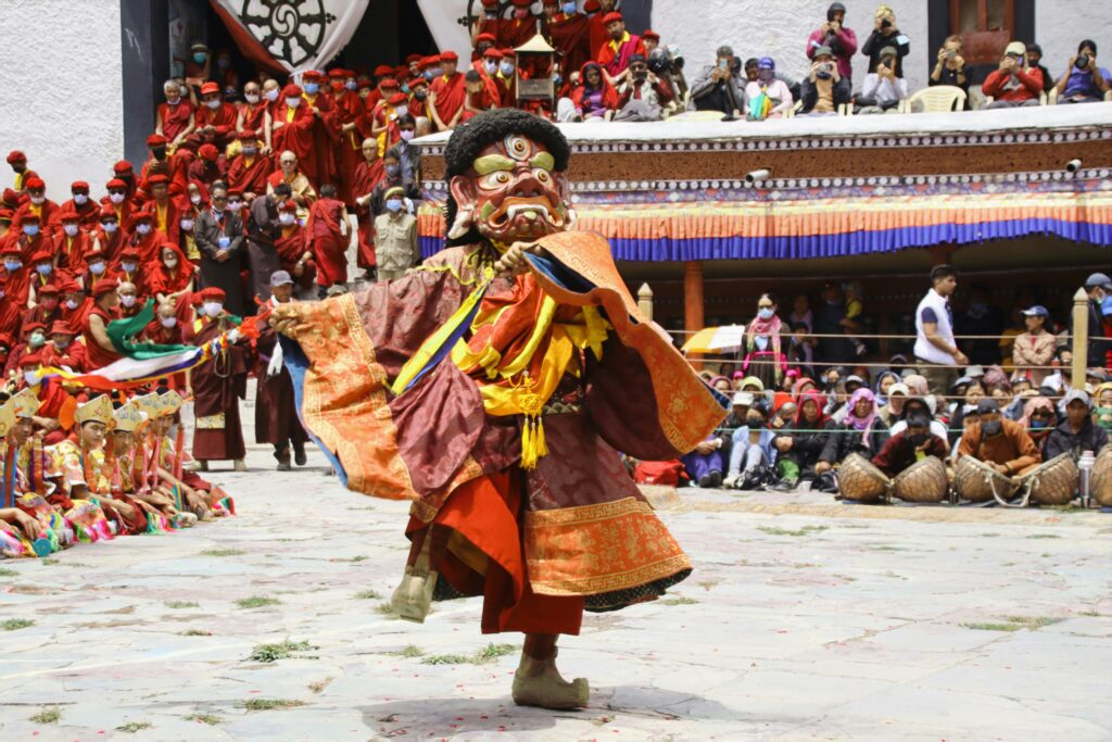 Nhà sư đeo mặt nạ trình diễn vũ điệu Cham truyền thống tại sân tu viện Hemis