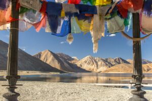 Cờ phướn nguyện cầu Tây Tạng Lungta treo phía trước hồ Pangong Tso trong hành trình Ladakh