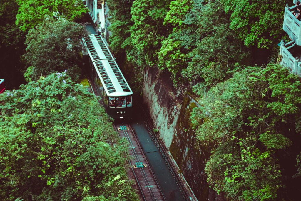 Tàu điện cổ Peak Tram di chuyển lên Đỉnh núi Thái Bình ngắm toàn cảnh Vịnh Victoria Hồng Kông thuộc Greater Bay Area.