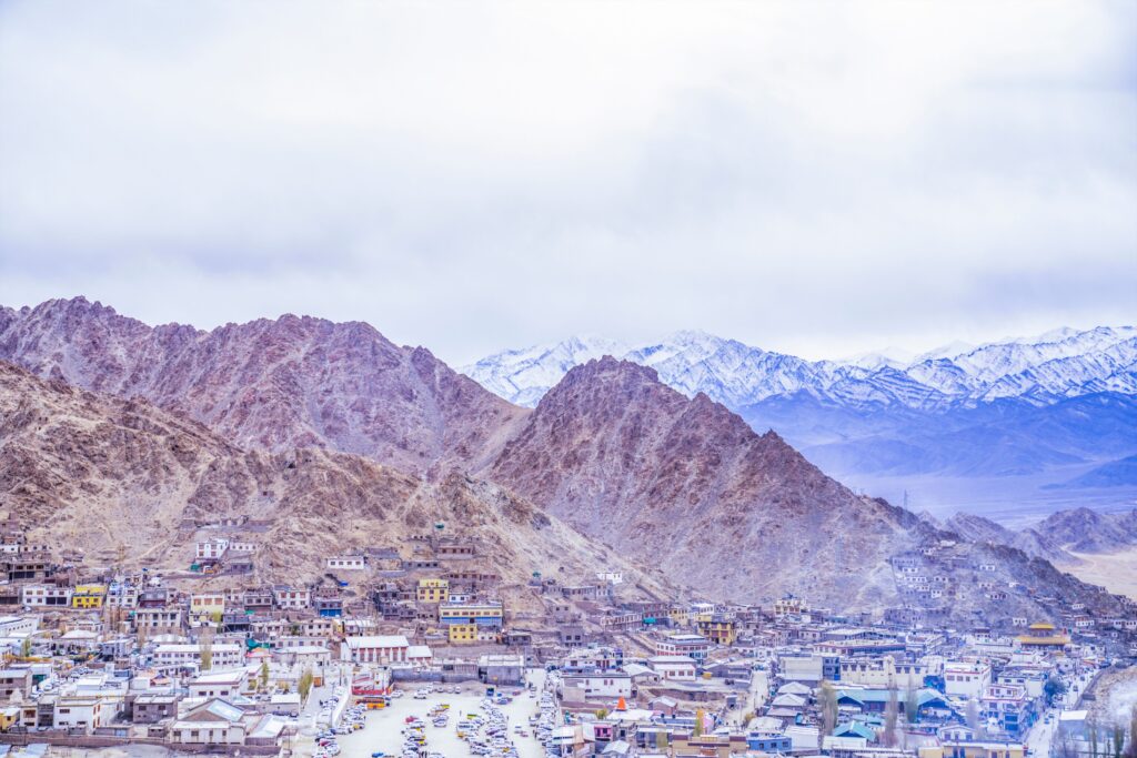 Toàn cảnh thị trấn Leh nằm dưới chân dãy núi đá và rặng núi tuyết Himalaya hùng vĩ trong hành trình Ladakh