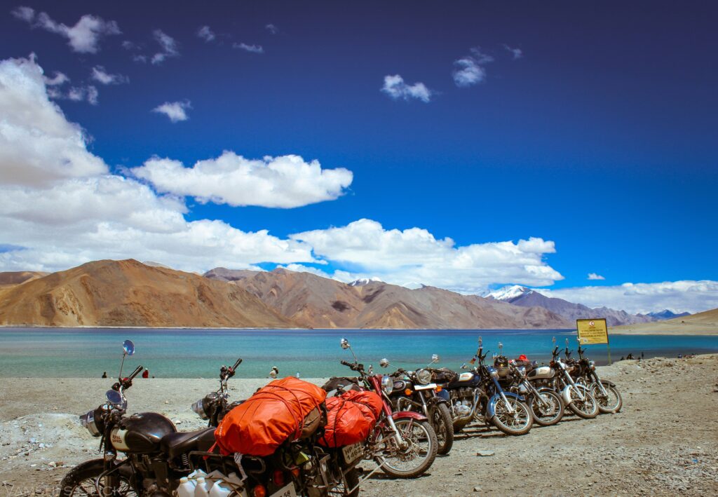 Dàn xe máy phượt Royal Enfield đỗ bên bờ hồ Pangong Tso