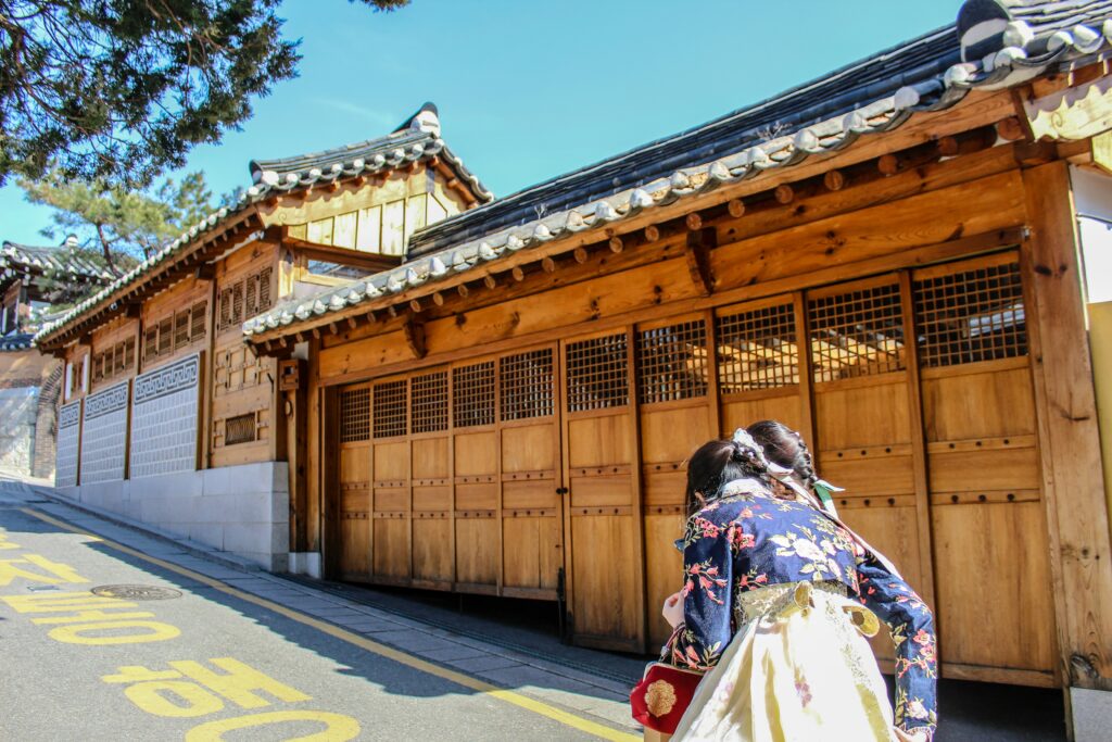 Du khách mặc trang phục Hanbok truyền thống đi dạo dọc theo con đường dốc tại làng cổ Bukchon Hanok.
