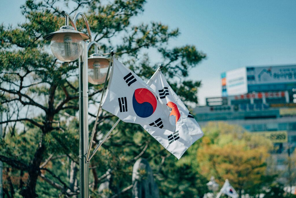 á cờ Hàn Quốc tung bay trên đường phố Seoul hỗ trợ minh họa cho thủ tục xin visa các tuyến khó 2026.