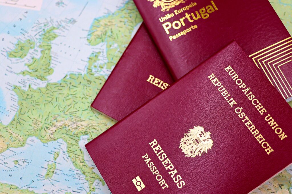 Các cuốn hộ chiếu khối Liên minh Châu Âu đặt trên bản đồ Schengen phục vụ mục đích kiểm duyệt visa các tuyến khó 2026.