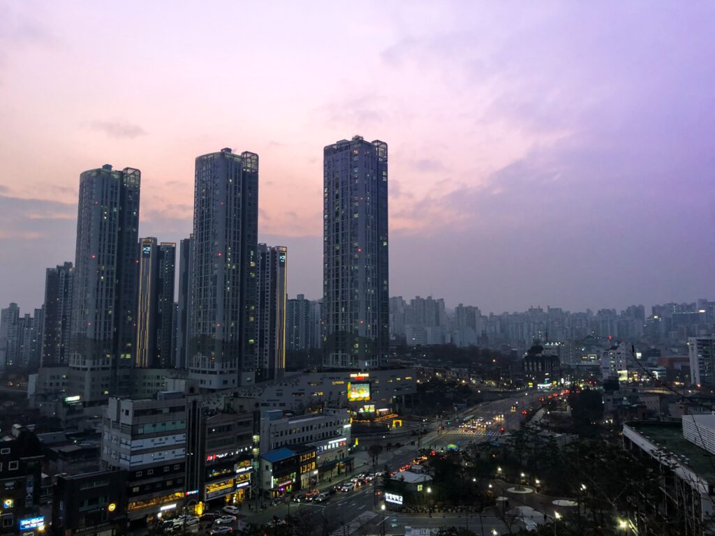 oàn cảnh thủ đô Seoul lúc hoàng hôn với các tòa nhà cao tầng, hình ảnh minh họa cho cẩm nang du lịch Hàn Quốc tự túc.