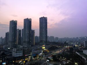 oàn cảnh thủ đô Seoul lúc hoàng hôn với các tòa nhà cao tầng, hình ảnh minh họa cho cẩm nang du lịch Hàn Quốc tự túc.