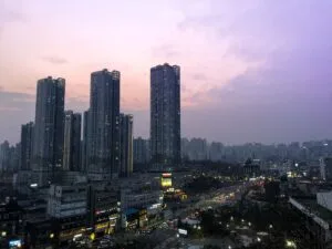 oàn cảnh thủ đô Seoul lúc hoàng hôn với các tòa nhà cao tầng, hình ảnh minh họa cho cẩm nang du lịch Hàn Quốc tự túc.